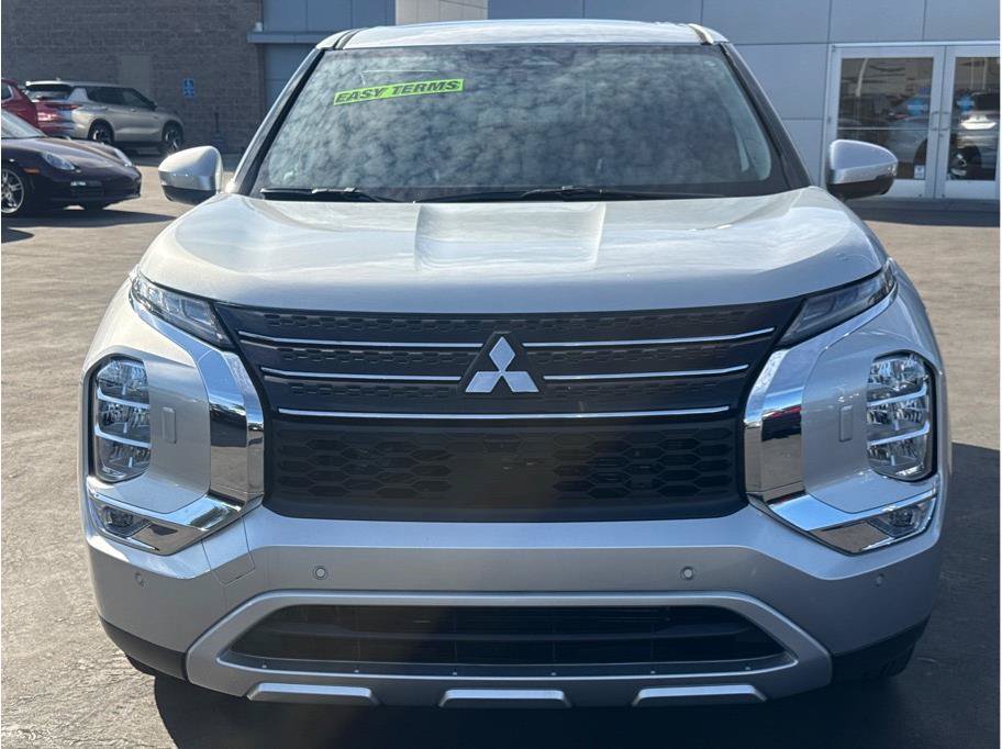 Used 2025 Mitsubishi Outlander 4WD Plug-In Hybrid image 3