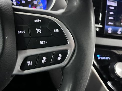 Used 2023 Chrysler Pacifica Touring-L FWD image 28