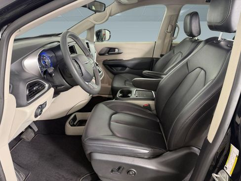 Used 2024 Chrysler Pacifica Touring-L FWD image 5