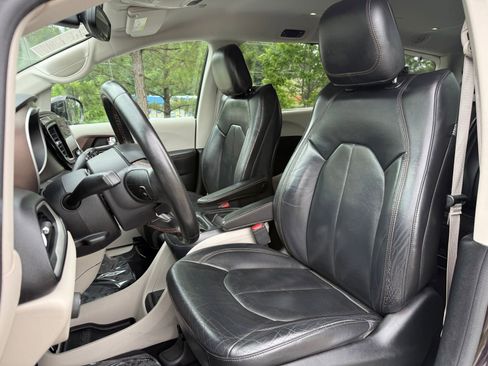 Used 2017 Chrysler Pacifica Touring-L FWD image 36