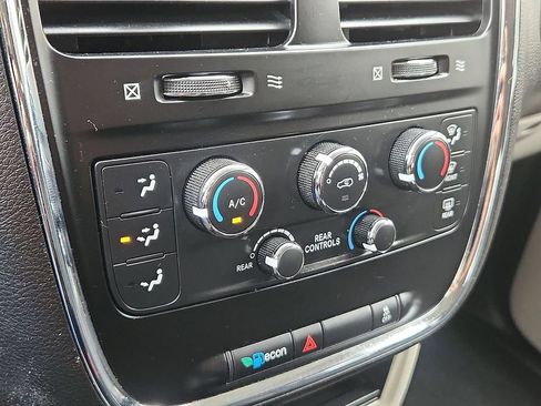 Used 2018 Dodge Grand Caravan SE w/ UConnect Hands-Free Group FWD image 11