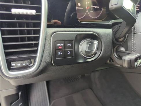 Used 2022 Porsche Cayenne Platinum Edition AWD/4WD image 23