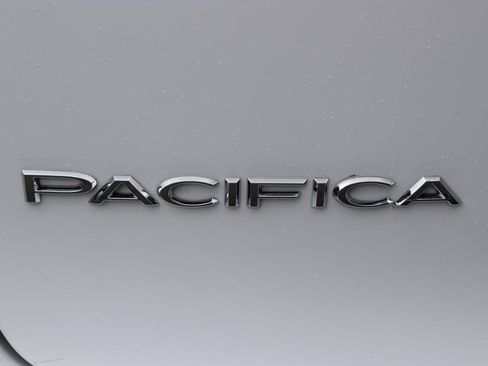Used 2024 Chrysler Pacifica Touring-L FWD image 68