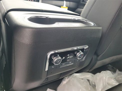 New 2026 GMC Yukon Elevation image 8