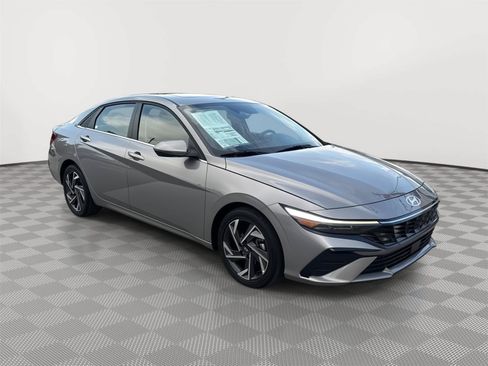 Used 2025 Hyundai Elantra Limited FWD image 3