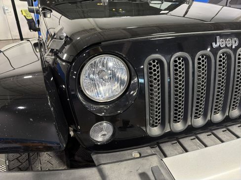 Used 2015 Jeep Wrangler Unlimited Sahara w/ Connectivity Group AWD/4WD image 13