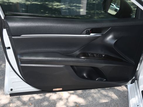 Used 2023 Toyota Camry XSE FWD image 9