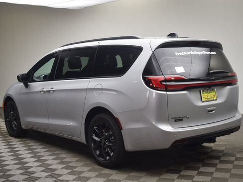 New 2026 Chrysler Pacifica Select w/ S Appearance Package image 6