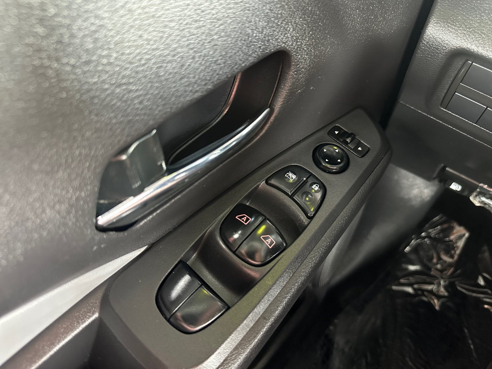 Used 2023 Nissan Kicks SR w/ SR Premium Package FWD image 16