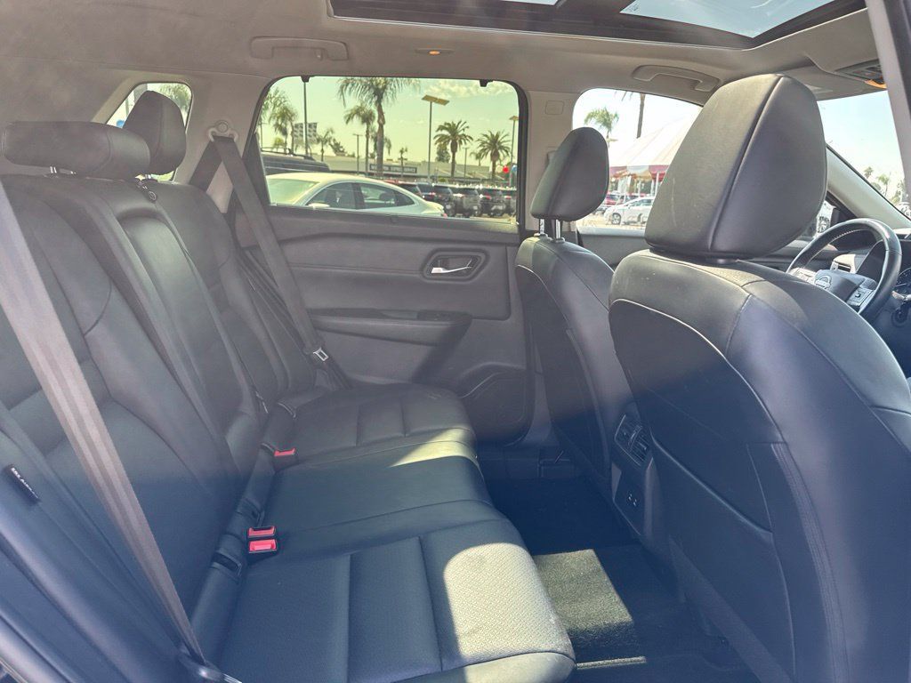 Used 2025 Nissan Rogue SV w/ SV Premium Package FWD image 12