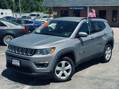 Used 2019 Jeep Compass Latitude w/ Cold Weather Group AWD/4WD image 2