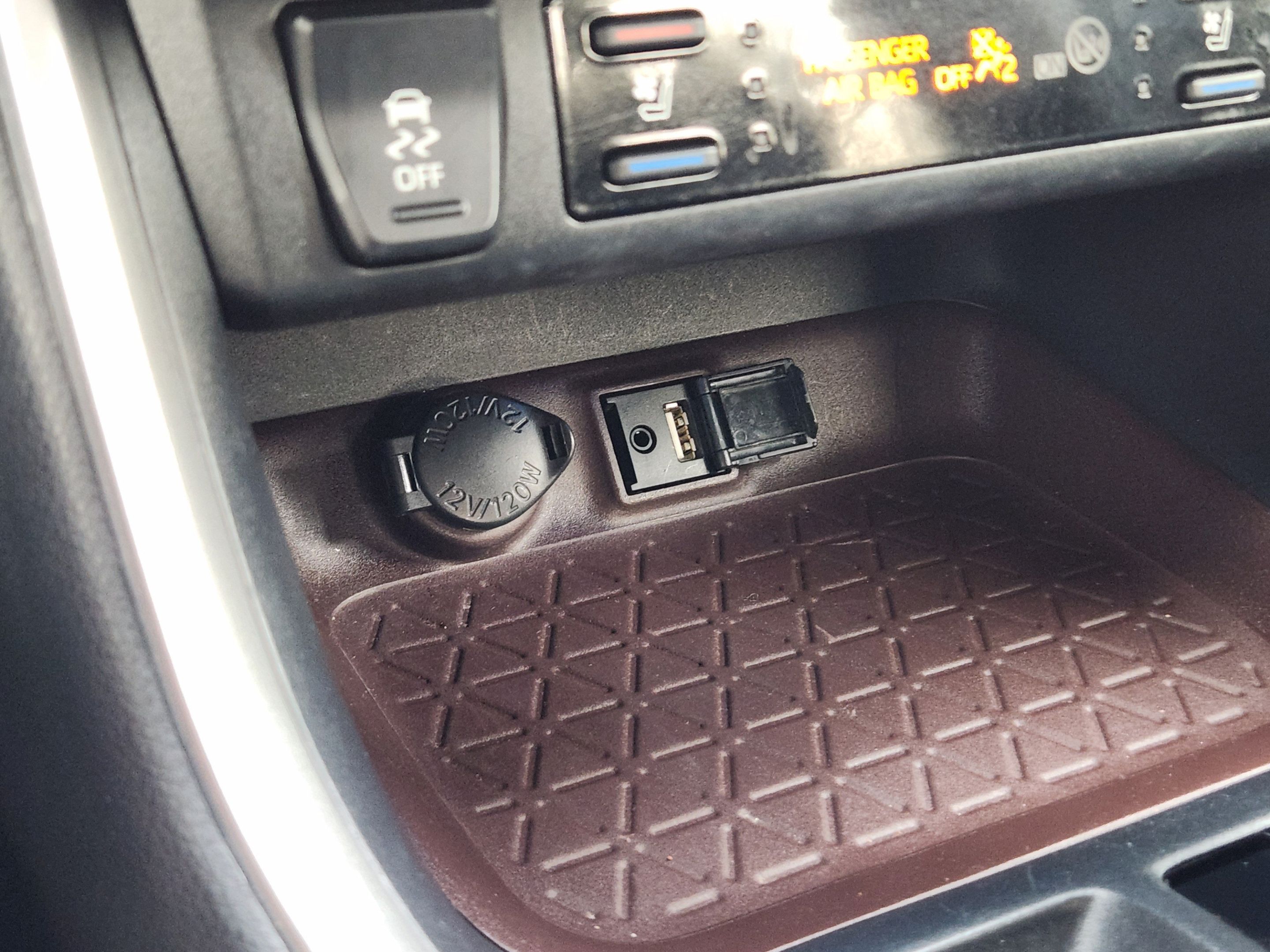 Used 2019 Toyota RAV4 Limited w/ Cold Weather Package FWD image 13