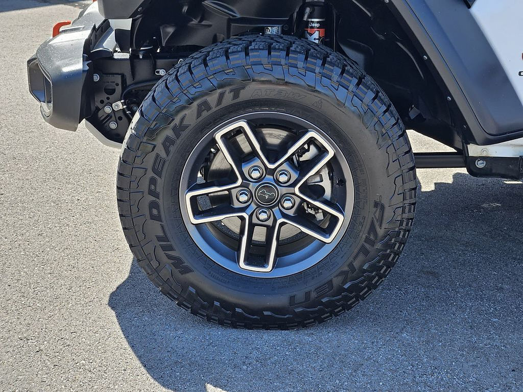 Used 2024 Jeep Gladiator Mojave w/ Safety Group AWD/4WD image 8