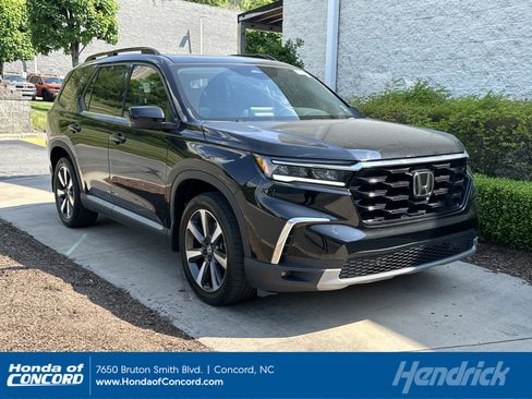 Certified 2025 Honda Pilot Touring image 1