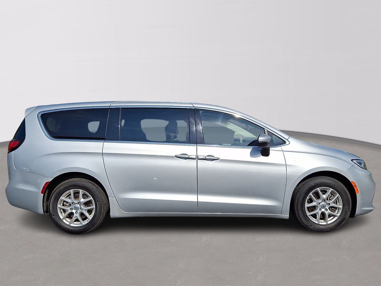 Used 2023 Chrysler Pacifica Touring-L FWD image 7