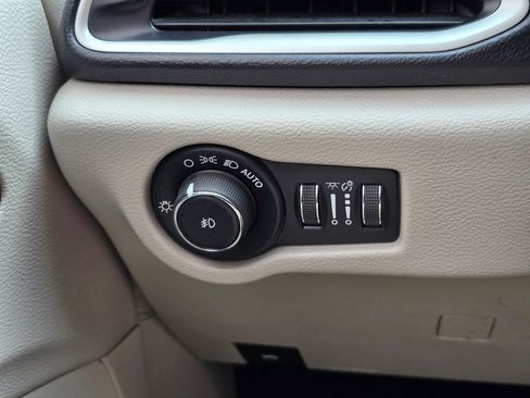 Used 2020 Chrysler Pacifica Touring-L FWD image 33