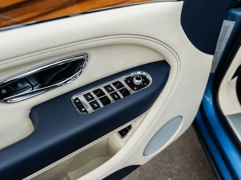 Used 2022 Bentley Bentayga image 25