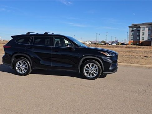 Used 2023 Toyota Highlander Limited image 4