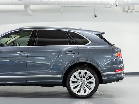 Used 2023 Bentley Bentayga AWD/4WD image 18