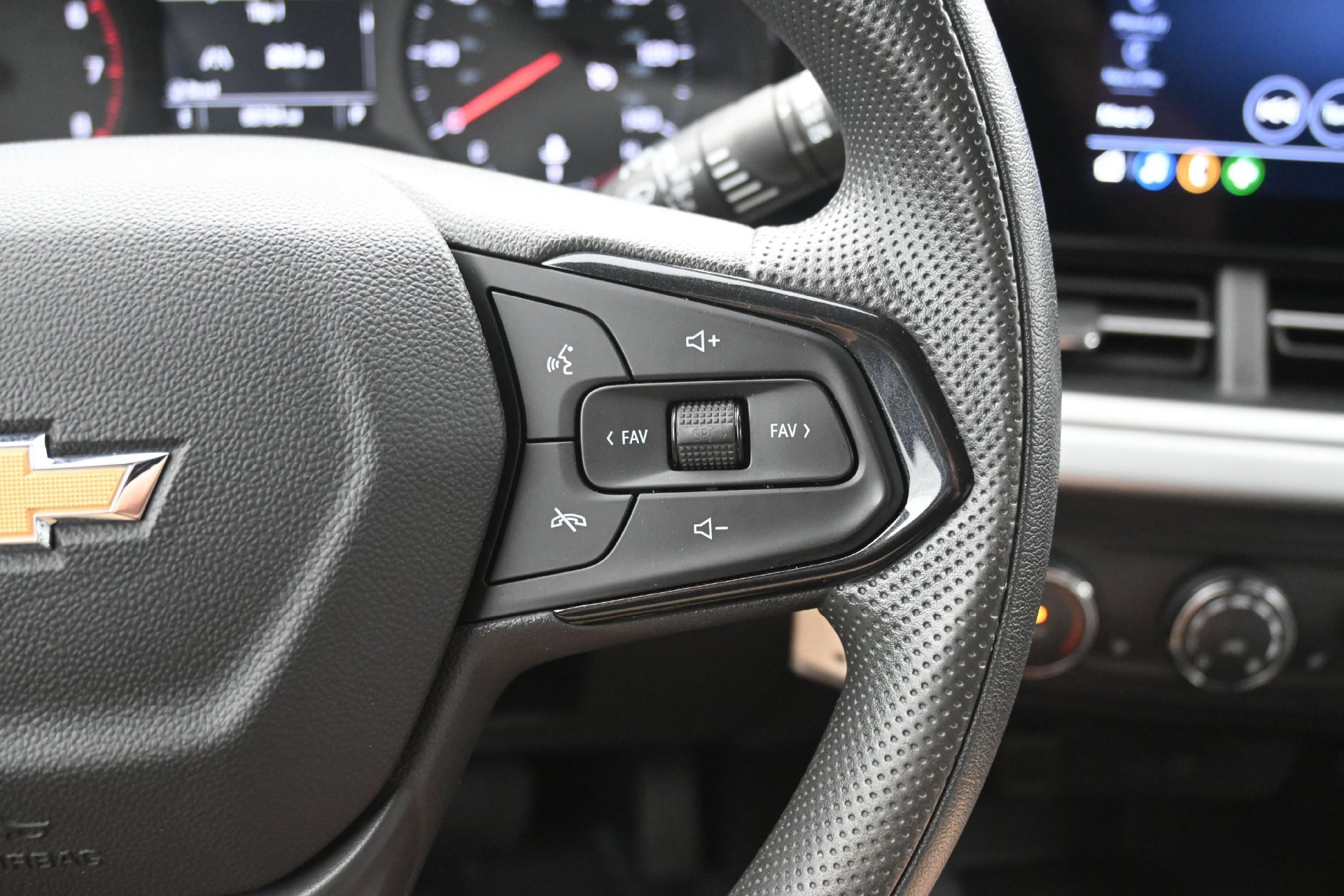 Used 2024 Chevrolet Trax LS w/ LS Convenience Package FWD image 21