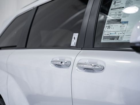 New 2026 Toyota Sienna XLE image 17