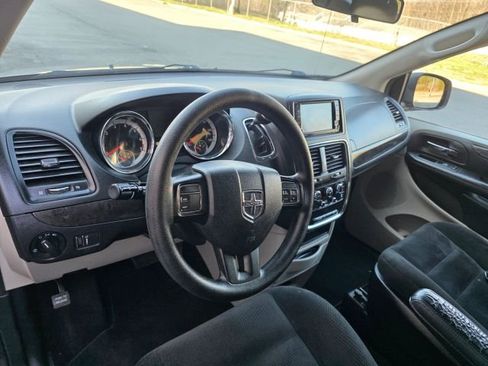 Used 2018 Dodge Grand Caravan SE image 13