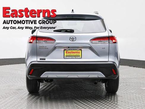 Used 2025 Toyota Corolla Cross LE FWD image 6