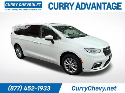 Used 2023 Chrysler Pacifica Touring-L