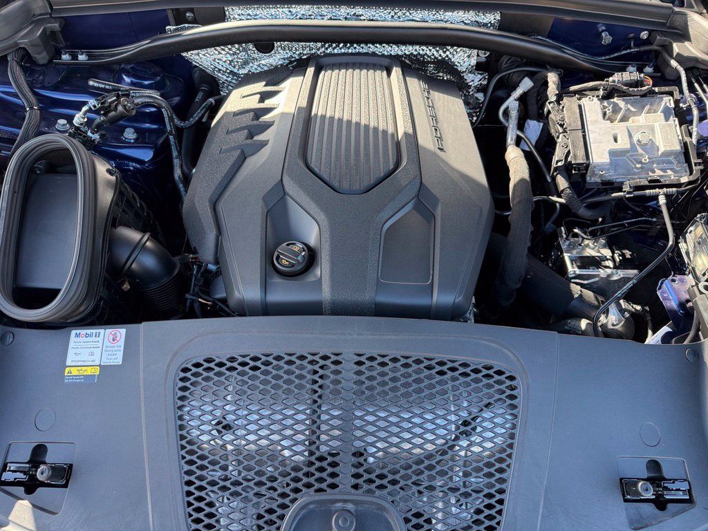 Used 2022 Porsche Macan AWD/4WD image 10