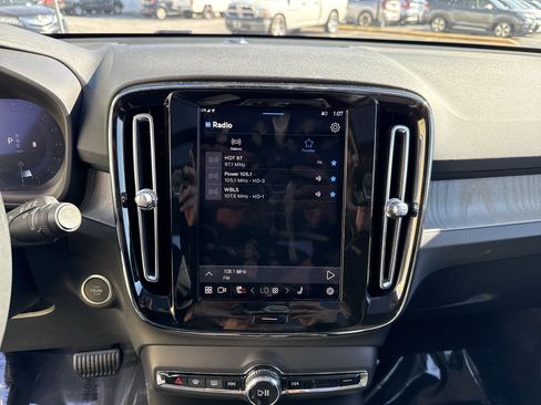 Used 2025 Volvo XC40 B5 Core image 23