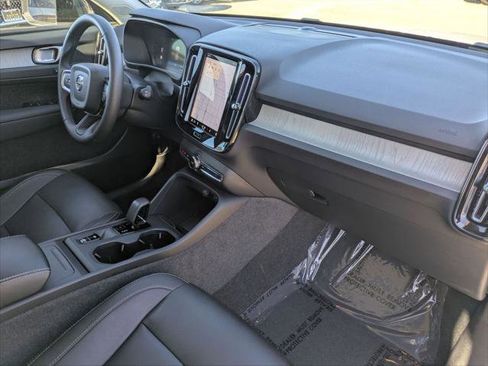 Used 2024 Volvo XC40 B5 Core w/ Climate Package image 25