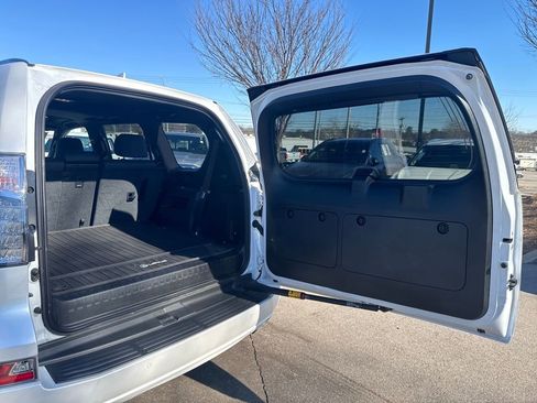 Used 2023 Lexus GX 460 Premium w/ Premium Package image 46
