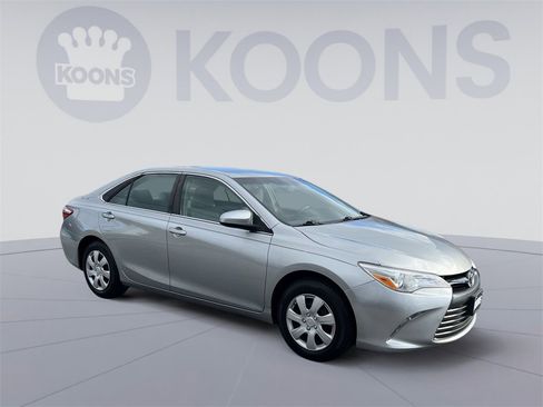 Used 2017 Toyota Camry LE image 10