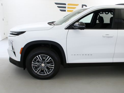Used 2024 Chevrolet Traverse LT w/ LPO, Floor Liner Package FWD image 4