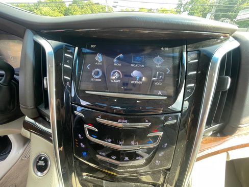 Used 2017 Cadillac Escalade Premium Luxury AWD/4WD image 13