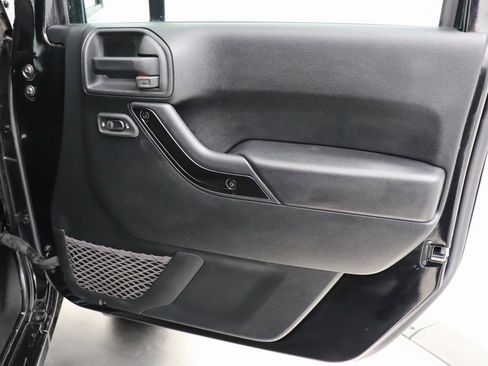 Used 2018 Jeep Wrangler Unlimited Sahara image 37