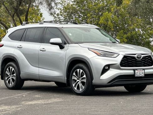 Used 2022 Toyota Highlander XLE image 2