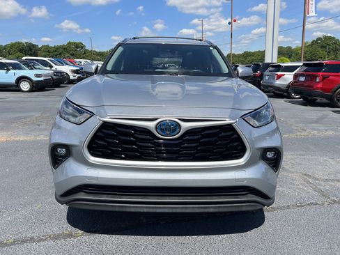 Used 2021 Toyota Highlander XLE AWD/4WD image 3