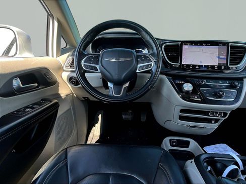 Used 2022 Chrysler Pacifica Touring-L w/ Uconnect Theater Family Group FWD image 8
