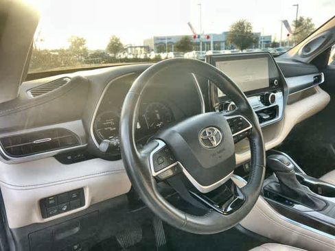 Used 2023 Toyota Highlander Limited image 15