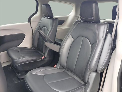 Used 2023 Chrysler Pacifica Touring-L image 13