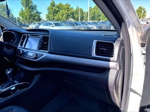 Used 2016 Toyota Highlander XLE AWD/4WD image 26