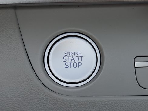Used 2025 Hyundai Elantra Limited FWD image 23