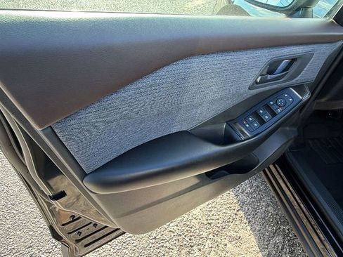 Used 2023 Nissan Rogue S image 11