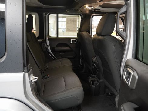 Used 2020 Jeep Wrangler Unlimited Sahara image 23