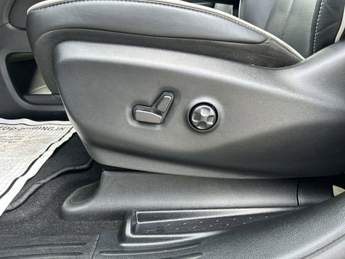 Used 2025 Chrysler Pacifica Limited image 12