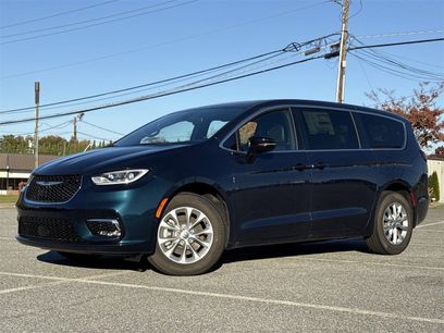 New 2025 Chrysler Pacifica Select