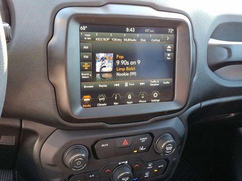 Certified 2023 Jeep Renegade Latitude w/ Sun & Fun Group image 18