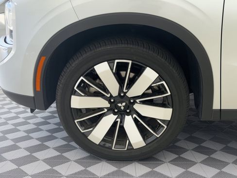 Used 2025 Mitsubishi Outlander SE FWD image 13
