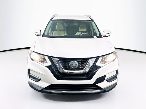 Used 2020 Nissan Rogue SV image 2